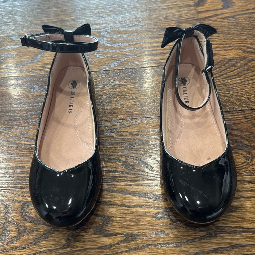 Girls black patten leather shoe size 1